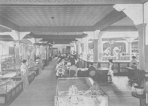 三越呉服店の店内（出典：『東京風景』、1911年）
