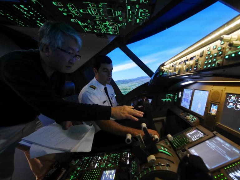 フライトシミュレーターでボーイング７７７の操縦方法を取材。（2019年10...