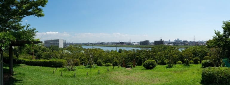「なぎさ公園」から見下ろせる旧江戸川の景色（2021年9月撮影）